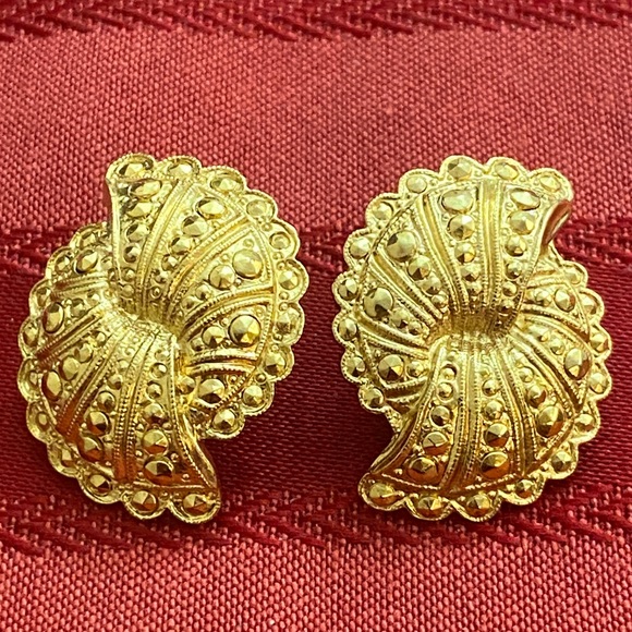 Vintage AVON non magnetic Gold-Toned Stud Earrings - Picture 1 of 4